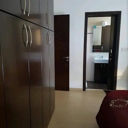 House In A Quiet Area 度假居 *