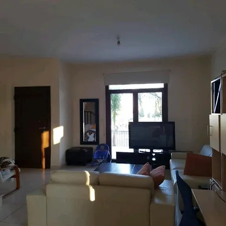 House In A Quiet Area 度假居 *